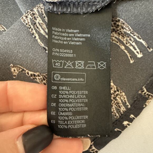 H&M Conscious Women's 6 Giraffe Print Pintuck V Neck Gray Blouse Business Office - Picture 5 of 9